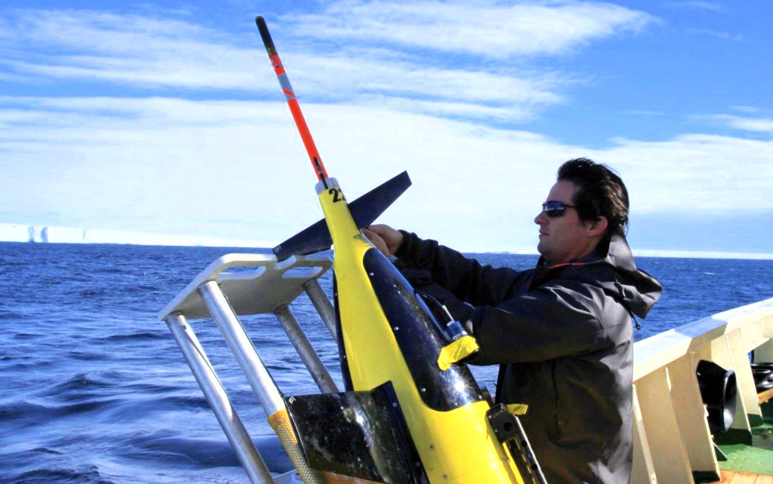 Underwater drones study the Antarctic ice shelf