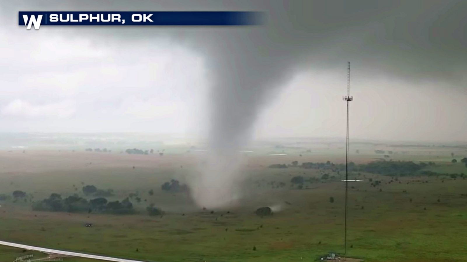 Storm chaser captures tornado with his drone in Oklahoma